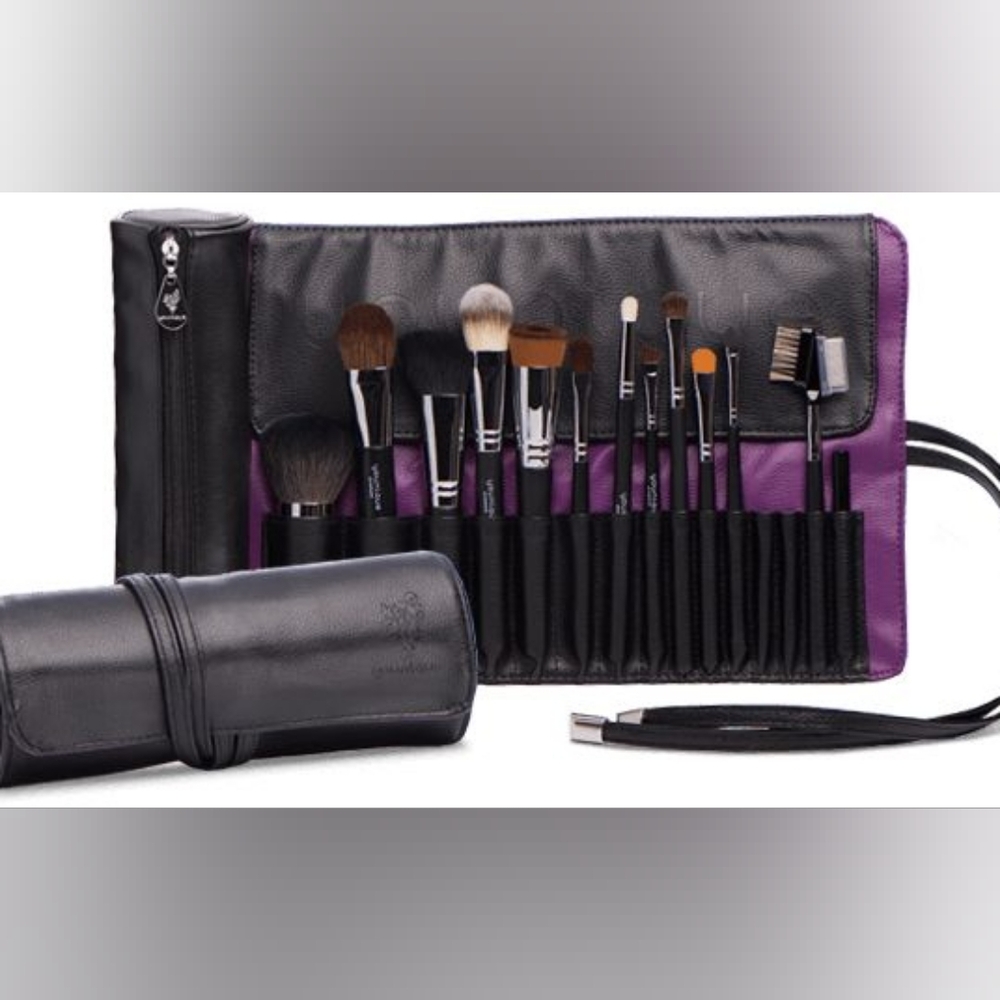 Younique Brush Roll